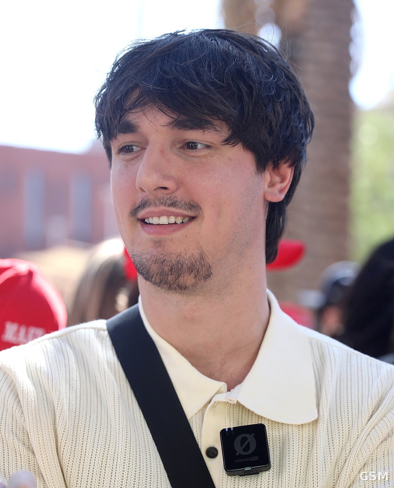 网红Bryce Hall万圣节派对后街头遭围殴：穿囚服造型被多人按倒在地